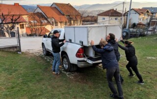 Das Cadus-Team belädt ein Einsatzfahrzeug in Sarajevo 2019 ©Christian Vagt