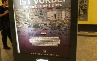 Ein Plakat der rechten Identitären fordert Syrer auf in ihr Heimatland zurückzukehren um es wieder aufzubauen.