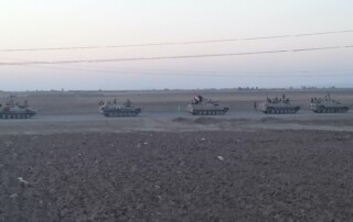 Irakische Panzer fahren morgens in Hawija auf einer Straße zwischen Äckern im Oktober 2017.