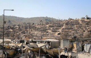 Abgebrannte Hügel mit zerstörten Unterkünften im Geflüchtetenlager Moria auf Lesbos.