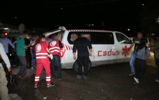 A rescue team from Heyva Sor evacuates injured fro Serekanyie into a CADUS ambulance.