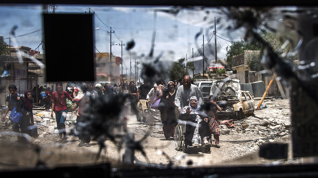 Viele Zivilist*innen verlassen die zerstörte Stadt. Credits:Fadel Senna / AFP