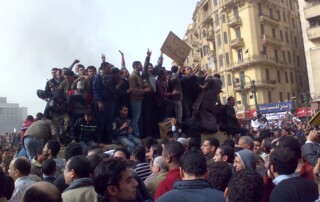 Demonstranten, die am 29. Januar 2011 auf einem Armee-Lastwagen in der Innenstadt von Kairo stehen